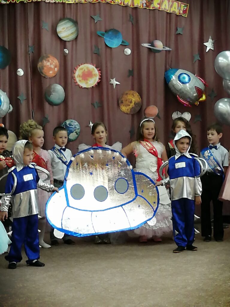 выпускники группы Золотой ключик с космонавтами