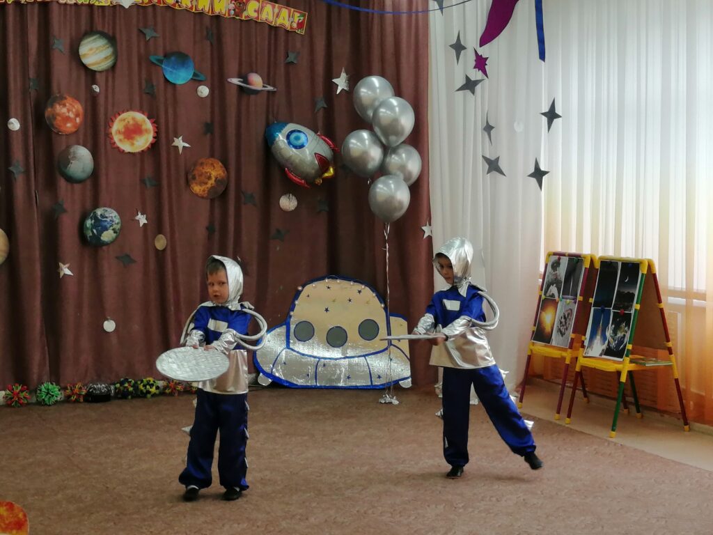 выпускники группы Золотой ключик "Космический танец"