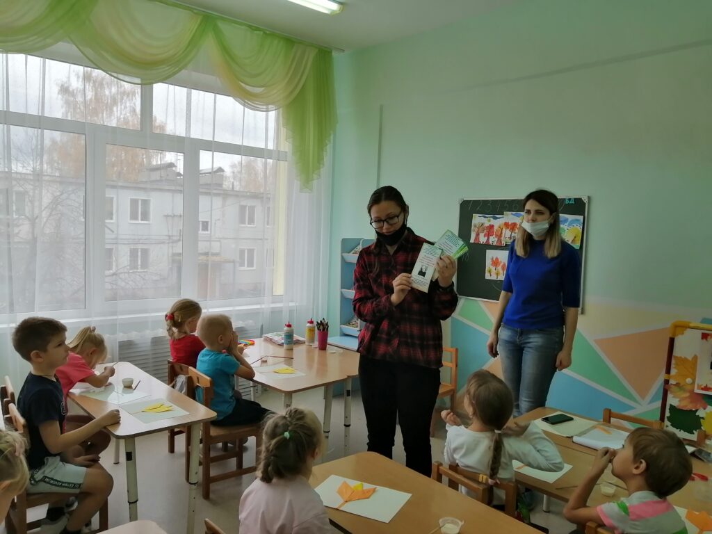 Е.М.Лазарева дарит ребятам закладки для книг