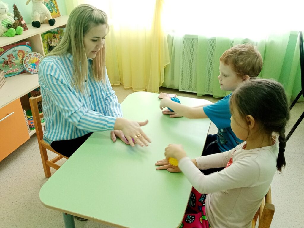 Педагог-психолог Делева О.Ш. с детьми подготовительной группы