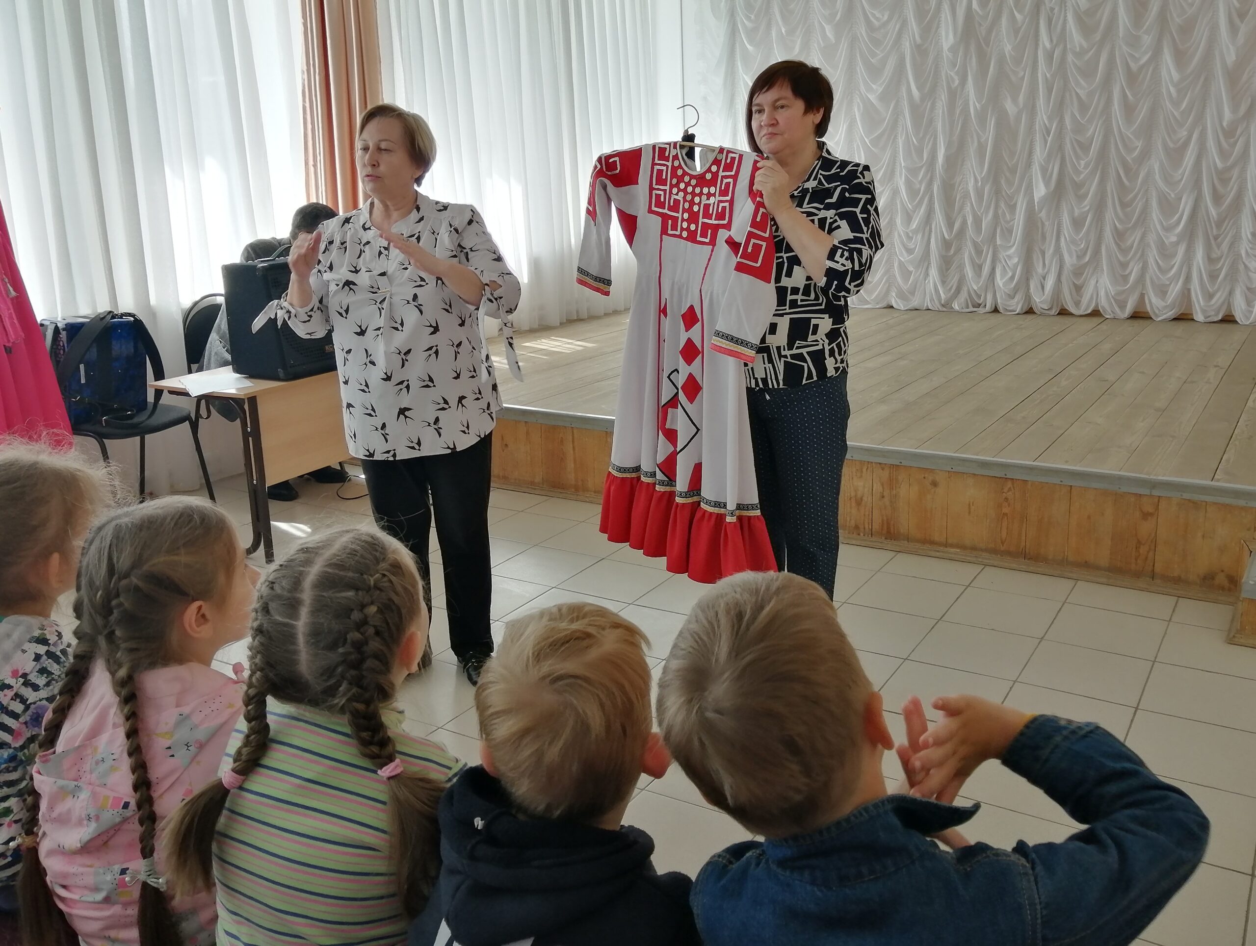 Демонстрация народных костюмов (чувашский костюм)