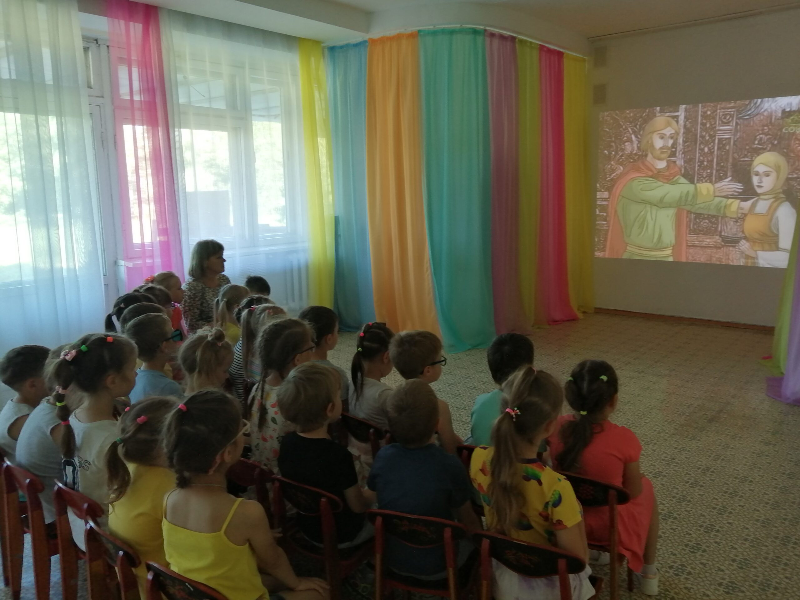 Дети смотрят видеоролик