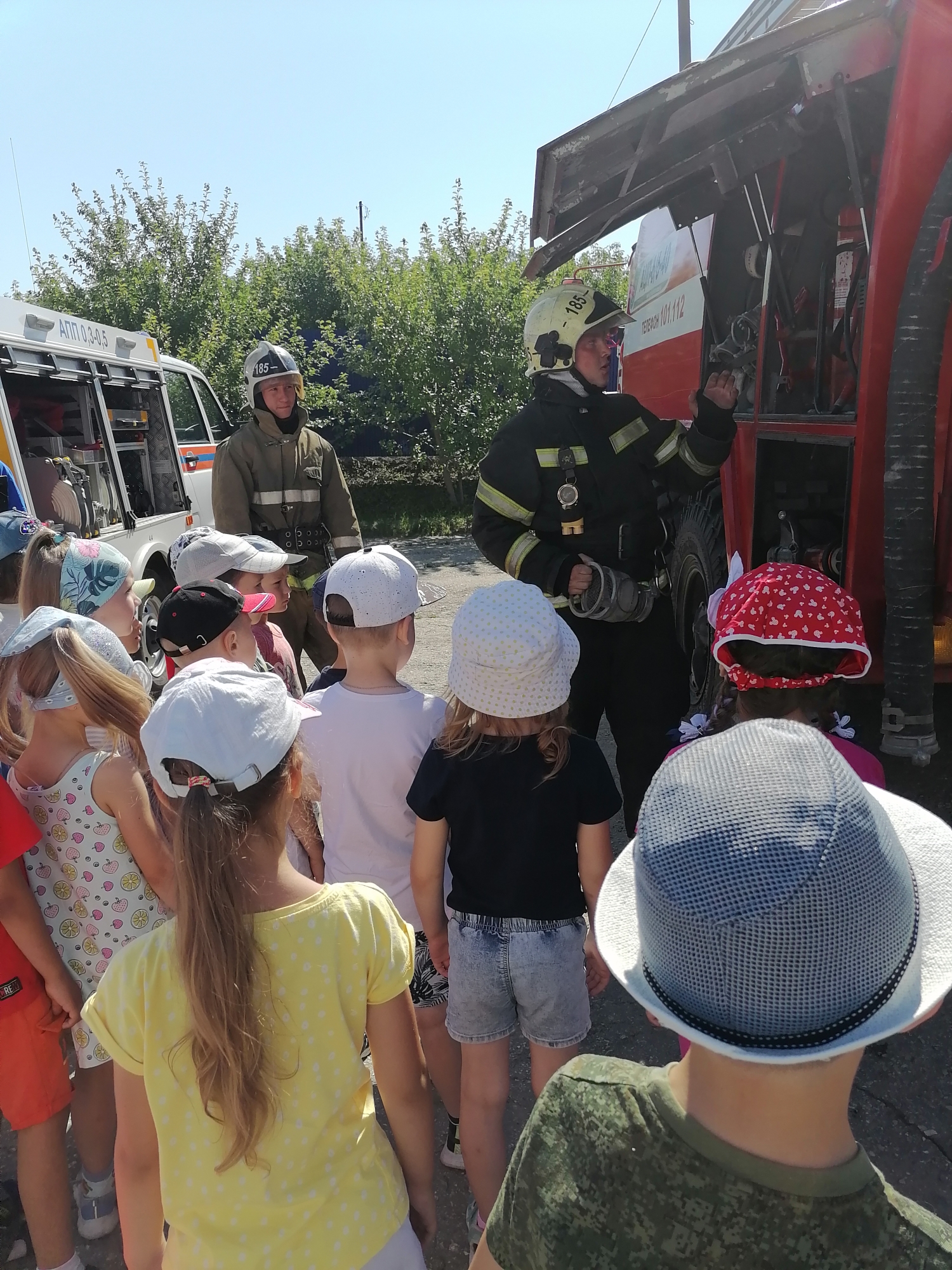 Дети рассматривают оборудование пожарной машины