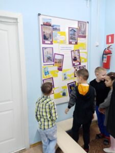 Дети рассматривают выставку фотографий