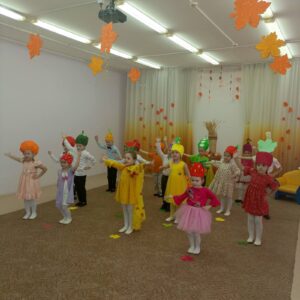 Воспитанники старшей группы комбинированной направленности корпуса "Берёзка", с воспитателем Котовой Н.В. танцуют 