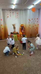 Дети помогают Осени собирать урожай