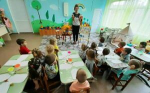 воспитатель Матвеева Е.А. объясняет детям как рисовать 