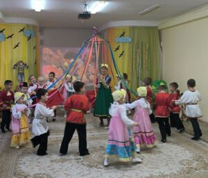 Воспитанники старше-подготовительной группы компенсирующей направленности с воспитателем Дуболазовой Л.Ф., танцуют русский народный танец.