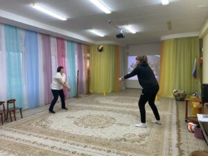 Елена Владимировна с Татьяной Геннадьевной отрабатывают приём работы с мячом.