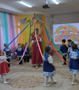 Воспитанники старшей группы комбинированной направленности с воспитателем Семеновой О.В., танцуют русский народный танец.