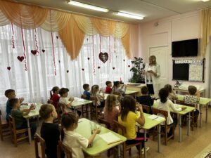 Елена Викторовна Краснеева рассказывает воспитанникам о свойствах воды и воздуха.