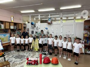 Дети примерили костюм пожарного