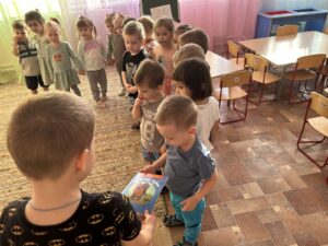 Воспитанники подготовительной группы  дарят книги  малышам из второй младшей группы