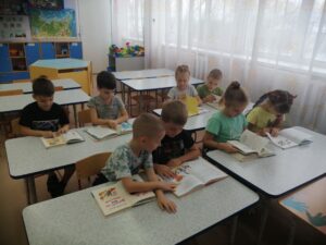 Воспитанники читают и рассматривают книги с произведениями Драгунского В.