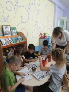 Екатерина Михайловна помогает ребятам рисовать рисунки по произведениям Драгунского В.