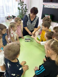 Светлана Александровна показала ребятам коллекцию старинных денег