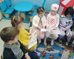 Дети рассматривают иллюстрации медицинских инструментов.