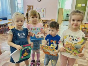 Дети подарили книги малышам