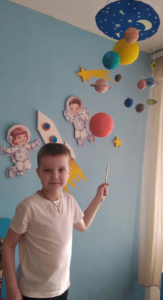 Мальчик демонстрирует солнечную систему